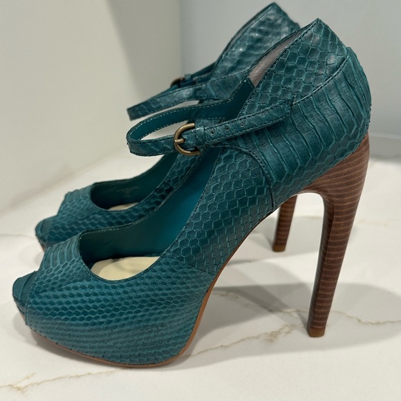 Elegant Teal Snakeskin Peep-Toe Heels - Picture 1 of 6